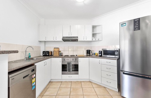 East Perth Apartment | Modern 2BR Pool Gym Parking