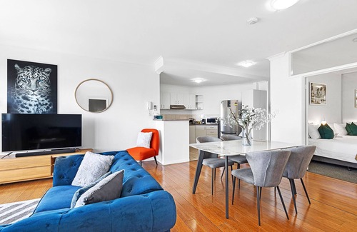 East Perth Apartment | Modern 2BR Pool Gym Parking