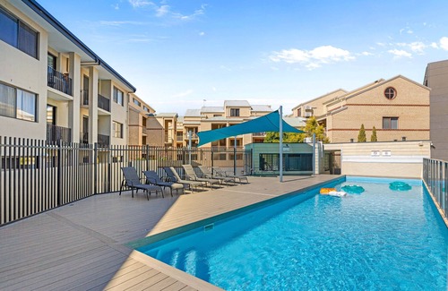 East Perth Apartment | Modern 2BR Pool Gym Parking