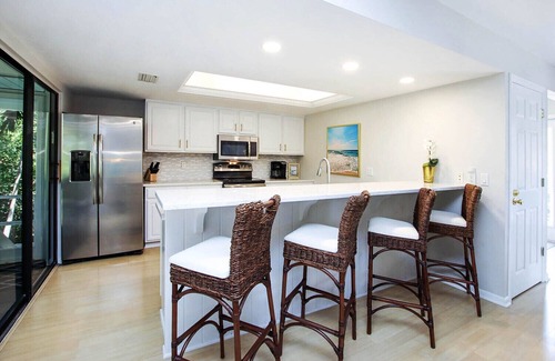 Captiva House | Modern 2BR Retreat Steps from the Beach and Village w/King Bed