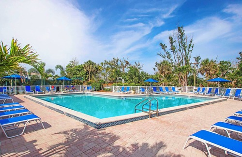 Captiva House | Modern 2BR Retreat Steps from the Beach and Village w/King Bed