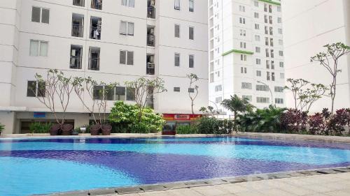Jatinegara Apartment | Modern 2BR with City View at Bassura Apartment By Travelio