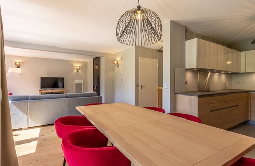Arc-1800 Apartment | Modern 3-Bedroom Duplex - Balcony, Pool, Spa, Ski-in/Ski-out