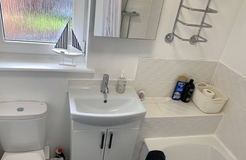Kirkcaldy House | Modern 3 bed house, sleep up to 7.