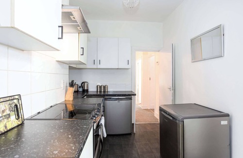 Southend-on-Sea House | Modern 3 Bedroom Home with Parking in Southend