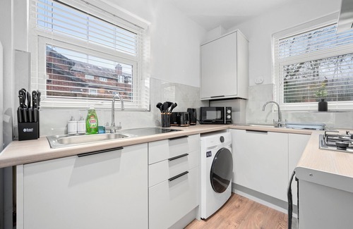 Manchester House | Modern 3-Bedroom Home with Garden & Free Parking