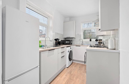 Manchester House | Modern 3-Bedroom Home with Garden & Free Parking