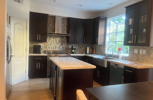 Santa Clara House | Modern 3-bedroom home centrally located close to Levi’s stadium & SJC airport.