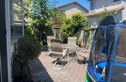 Santa Clara House | Modern 3-bedroom home centrally located close to Levi’s stadium & SJC airport.