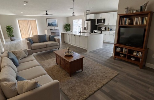 Gibsonton House | Modern 3-bedroom house with AC in Gibsonton, 5 minute walk to Kings Lake