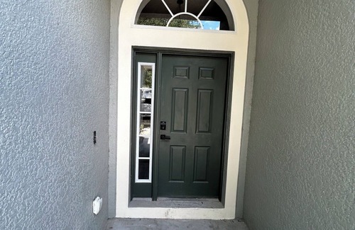 Gibsonton House | Modern 3-bedroom house with AC in Gibsonton, 5 minute walk to Kings Lake