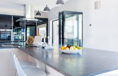 Cobbs Cross House | Modern 3-bedroom Penthouse apt, private pool, a/c, sun deck, garden and parking