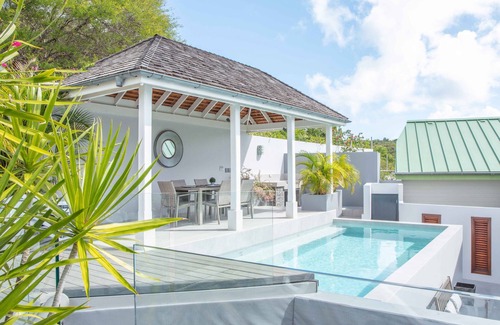 Cobbs Cross House | Modern 3-bedroom Penthouse apt, private pool, a/c, sun deck, garden and parking