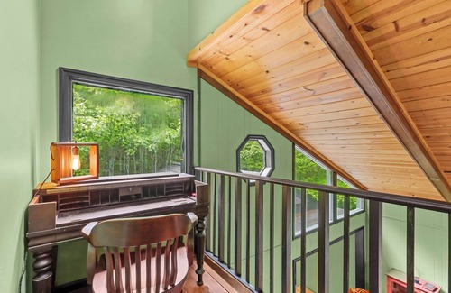 West Jefferson House | Modern 3-bedroom house with EV Charger in West Jefferson