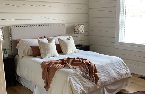 Meaford Ski Chalet | Modern, 3 level log cabin close to ski hills