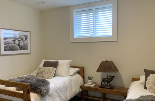 Meaford Ski Chalet | Modern, 3 level log cabin close to ski hills