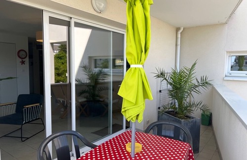 Kerroch Apartment | Modern 3-room apartment with balcony, elevator, close to beaches and shops, parking included
