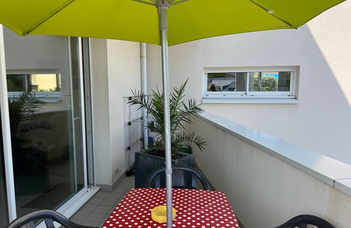 Kerroch Apartment | Modern 3-room apartment with balcony, elevator, close to beaches and shops, parking included