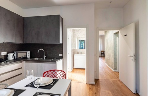 Padova Apartment | Modern 35 sqm apartment just 6 minutes walk from Sant'Antonio Hospital. The accommodation, which can host up to 3 guests, is located on the ground floor (raised) of a building without lift (NOT suitable for disabled people). Please note that there are st