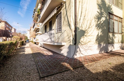 Padova Apartment | Modern 35 sqm apartment just 6 minutes walk from Sant'Antonio Hospital. The accommodation, which can host up to 3 guests, is located on the ground floor (raised) of a building without lift (NOT suitable for disabled people). Please note that there are st