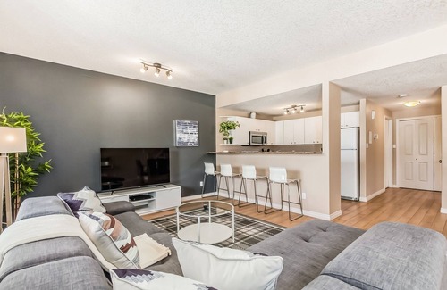 West Edmonton House | Modern 3BR, 2Bath Golf Course Suite/Henday/Whitemud/Acheson/October Specail!