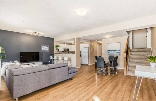 West Edmonton House | Modern 3BR, 2Bath Golf Course Suite/Henday/Whitemud/Acheson/October Specail!