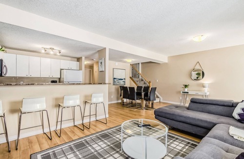 West Edmonton House | Modern 3BR, 2Bath Golf Course Suite/Henday/Whitemud/Acheson/October Specail!