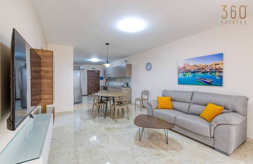 Il-Balluta Apartment | Modern 3BR Apt close to Sliema's Promenade