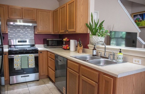 Pflugerville House | Modern 3BR by Park, Sleeps 8, 1Gig Wi-Fi, Garage Parking