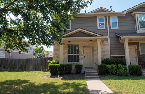 Pflugerville House | Modern 3BR by Park, Sleeps 8, 1Gig Wi-Fi, Garage Parking