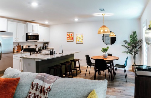 Tuscaloosa House | Modern 3BR Cottage- Mins to UA, King Bed, Fire Pit