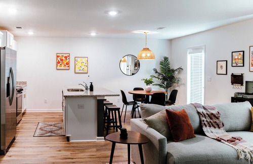 Tuscaloosa House | Modern 3BR Cottage- Mins to UA, King Bed, Fire Pit