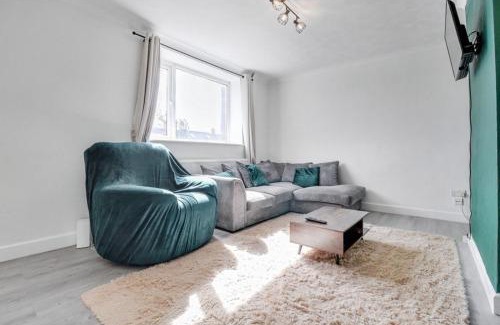 Hainault House | Modern 3BR Escape, Work & Relax, Fast Links to London, Free Parking