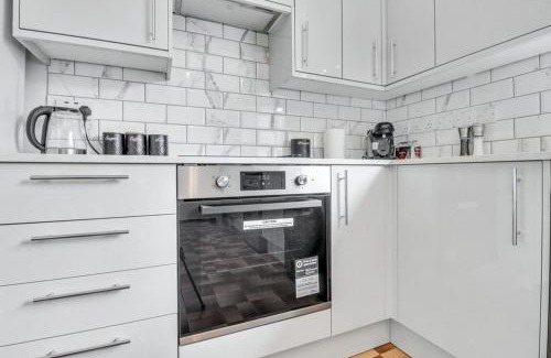 Hainault House | Modern 3BR Escape, Work & Relax, Fast Links to London, Free Parking