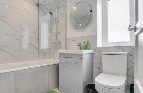 Hainault House | Modern 3BR Escape, Work & Relax, Fast Links to London, Free Parking