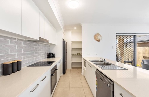 Logan Reserve House | Modern 3BR Family Home | Near Shops &Easy Brisbane