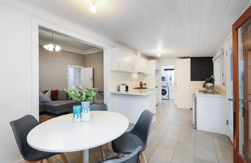Maidstone House | Modern 3BR Family Home in Melbourne | Backyard, Free Parking, Tennis Court, Near Highpoint & 20 Mins to CBD