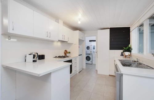Maidstone House | Modern 3BR Family Home in Melbourne | Backyard, Free Parking, Tennis Court, Near Highpoint & 20 Mins to CBD