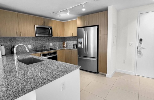 Doral Condo | Modern 3BR Gem: Prime Doral Location