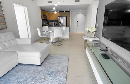 Doral Condo | Modern 3BR Gem: Prime Doral Location