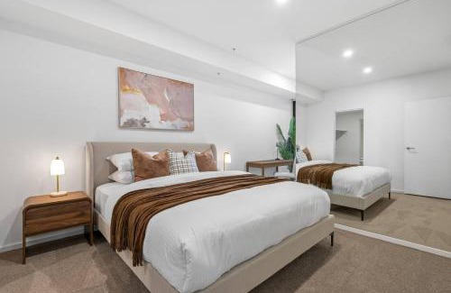 Docklands Apartment | Modern 3BR Melbourne Waterfront Apartment with Resort Amenities in Docklands
