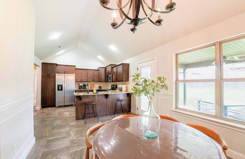Cave Springs House | Modern 3BR Retreat EV Charger Fenced Yard by XNA