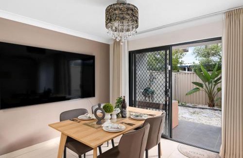 Calamvale House | Modern 3BR Townhouse in Calamvale Near Parks and Shops
