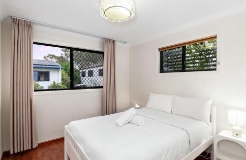 Calamvale House | Modern 3BR Townhouse in Calamvale Near Parks and Shops