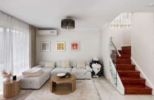 Calamvale House | Modern 3BR Townhouse in Calamvale Near Parks and Shops