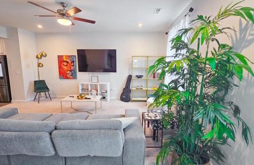 Cary House | Modern 3BR Townhouse Near RDU & Hospitals