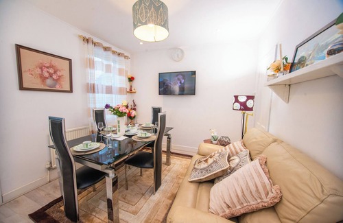 Gillingham House | Modern 4 bed Gillingham house (City Centre) with parking and free wifi