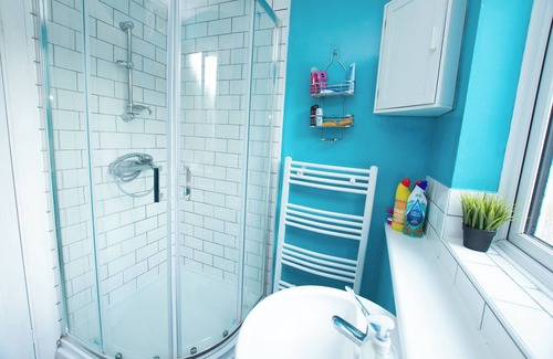 Gillingham House | Modern 4 bed Gillingham house (City Centre) with parking and free wifi
