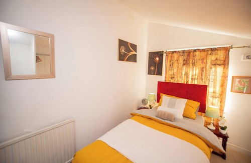 Gillingham House | Modern 4 bed Gillingham house (City Centre) with parking and free wifi