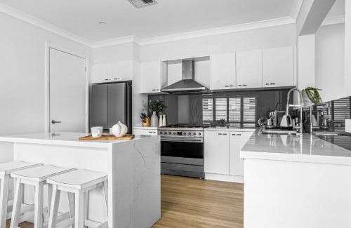 Barrack Point House | Modern 4-Bed Home Close to Beach in Barrack Point